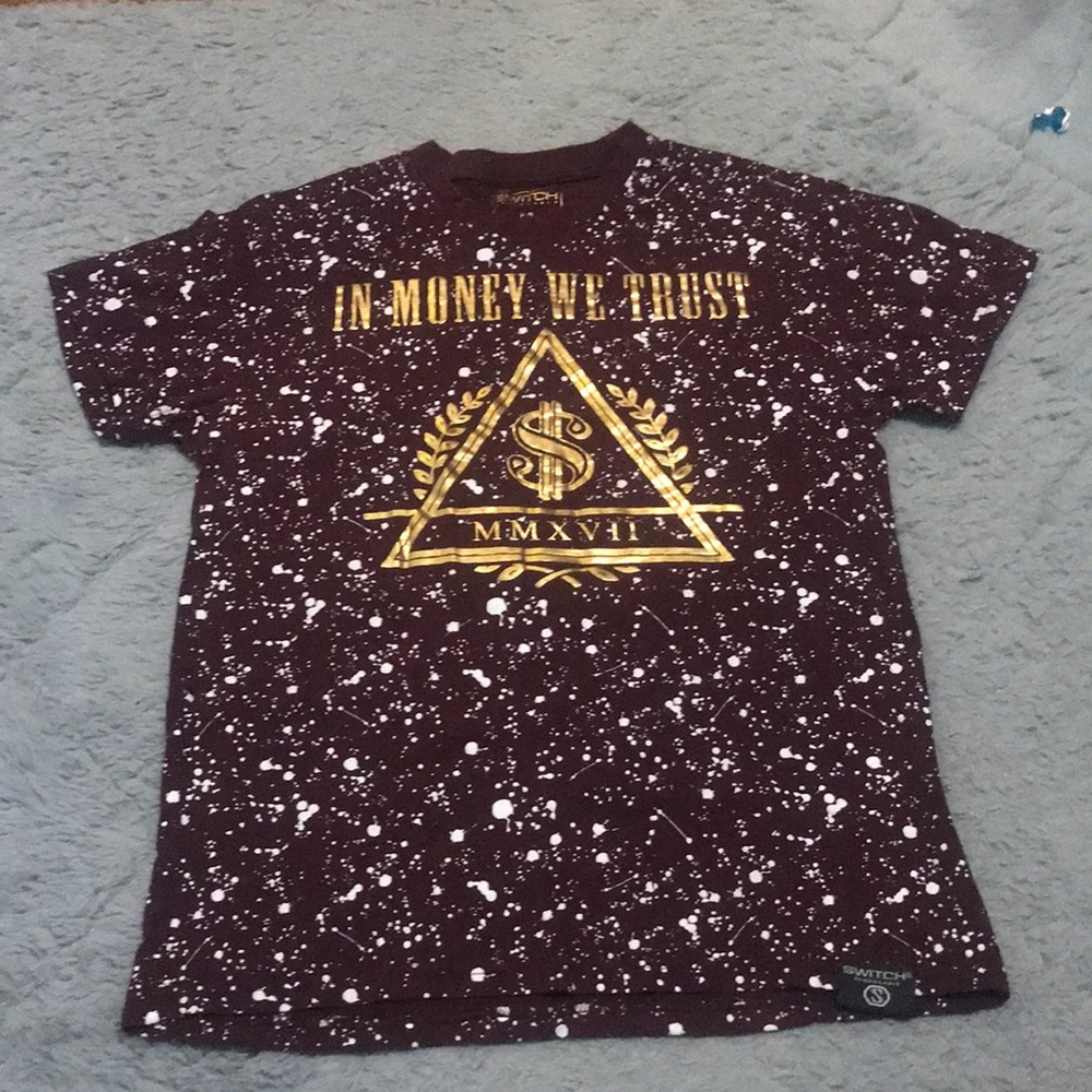 Burgundy T-shirt with a gold and white design. Size M